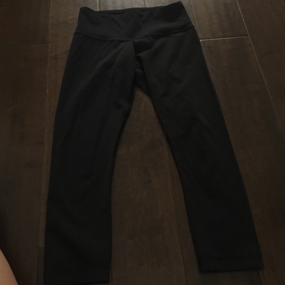 Lululemon Wonder Under Crop in black