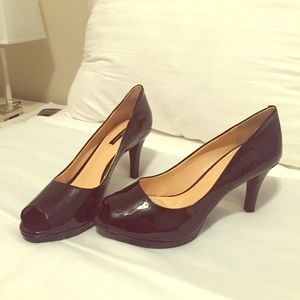 NEW MINT black pee toe heels