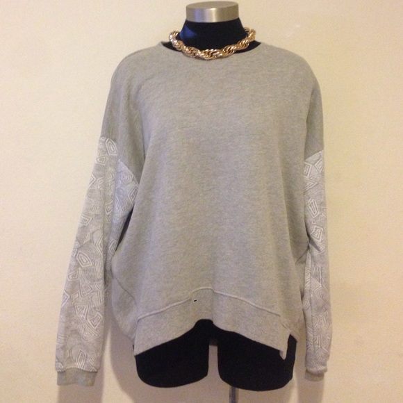 Designed crewneck crop sweater