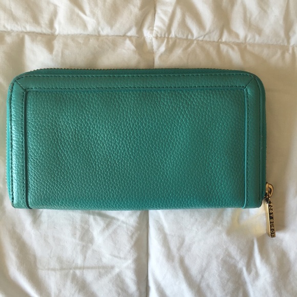 Authentic Tory burch Robinson wallet - Picture 2 of 3