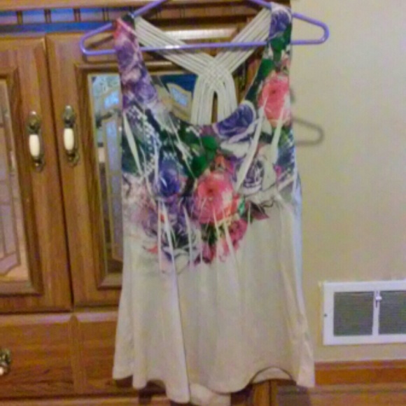 L beige tanktop with design from Decree