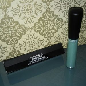 LE MAC Beautiful Moves Mineralize Glass