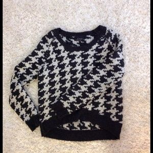 Line sweater