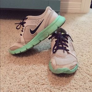 AUTHENTIC Nike Flex Experience Run 2