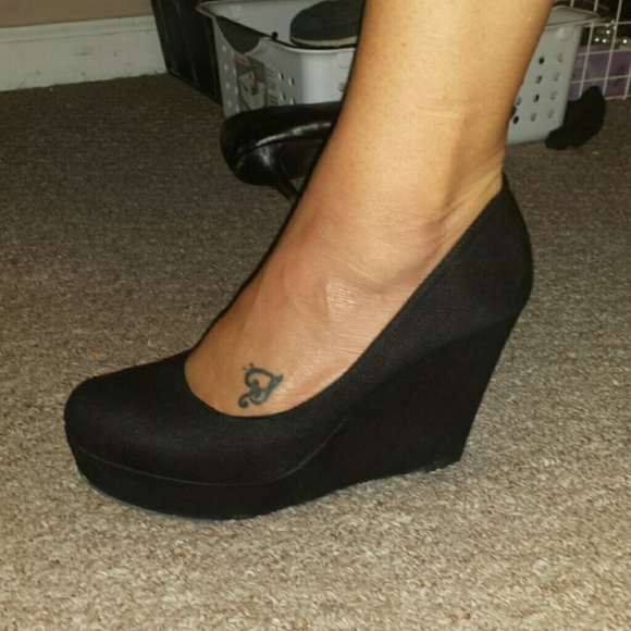 Super Cute Black Shoes - Picture 2 of 3