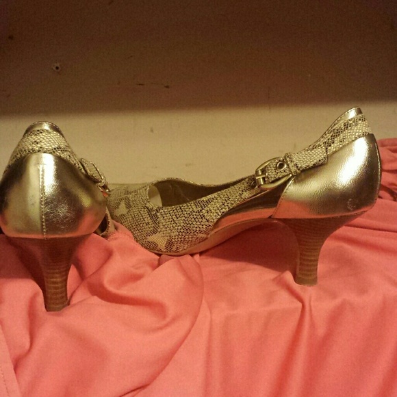 Beautiful shoes - Picture 3 of 4