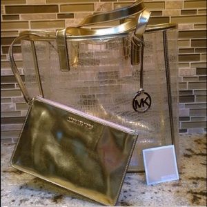 🎀 Re-Posh 🎀 Michael Kors Stylish Tote w/wristlet