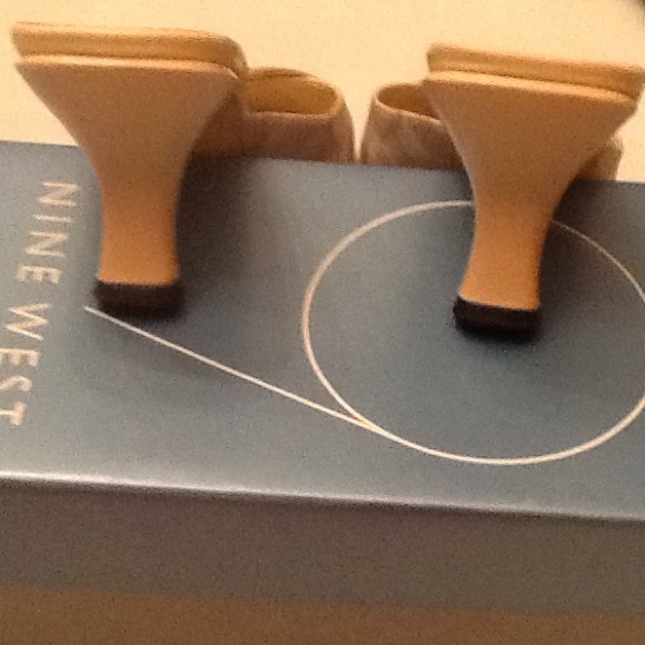 Nine West heel shoes , size 8N. Bone color - Picture 2 of 4