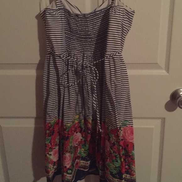 SOLD-City triangles dress - Picture 2 of 3