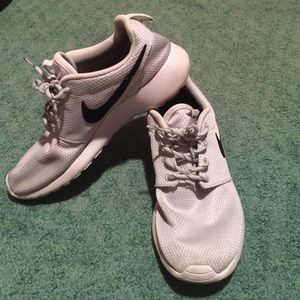 Nike grey white roshe run sneakers