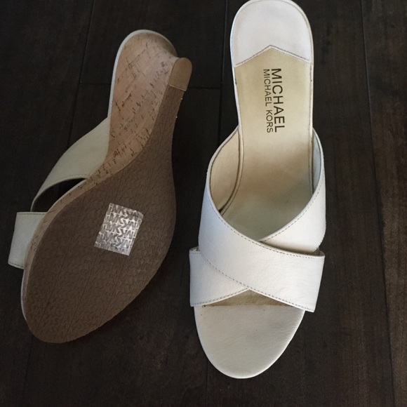 SALE🎉New Michael Kors white Sandal wedge - Picture 3 of 3