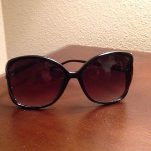 Tahari sunglasses