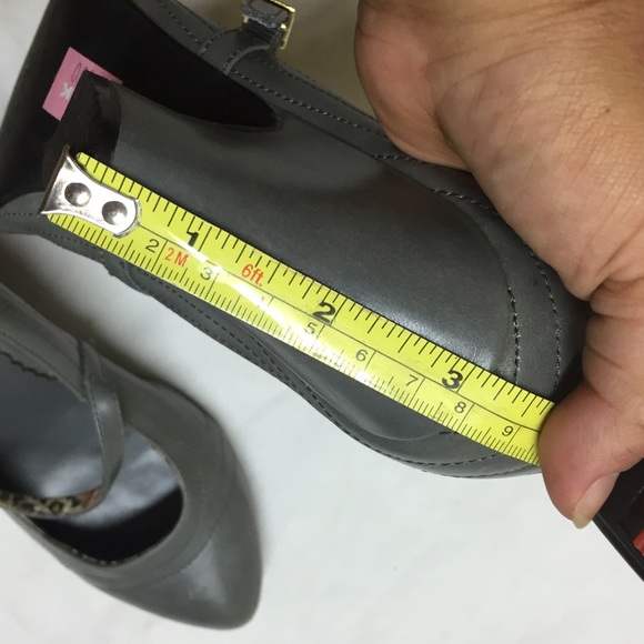 Madden girl size 6.5 gray pumps - Picture 3 of 3