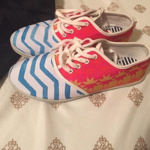 Size 6 cute tennis!