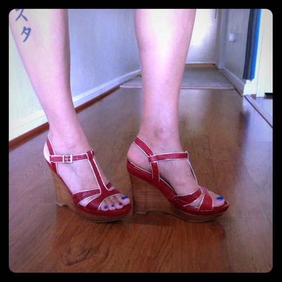 👠 White House Black Market Red Sandals Platforms