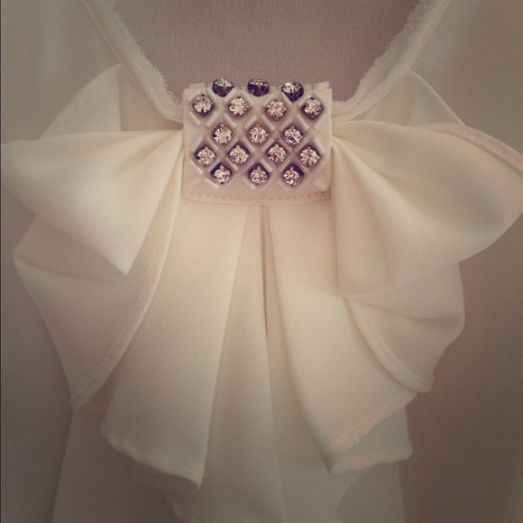 Jennifer Lopez Tops - Jennifer Lopez Embellished Flowy Top NWOT 🎀