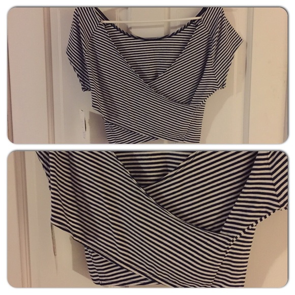 🚫Sold in bundle: Blue and white striped crop top - Picture 3 of 4