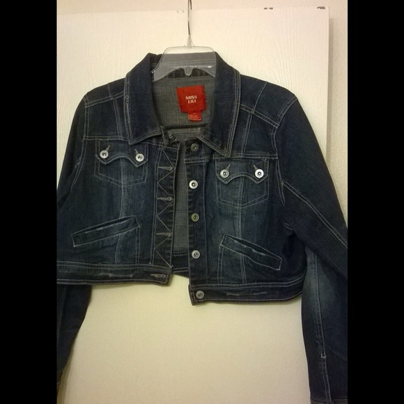 Trendy cropped denim jacket just for you!