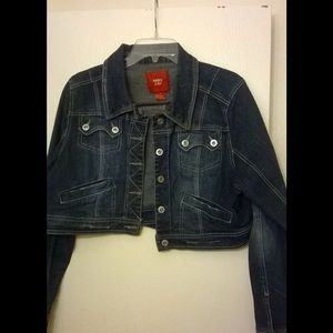 Trendy cropped denim jacket just for you!
