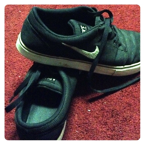 Black nike shoes