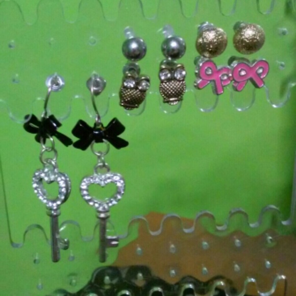 Cute earring set. Comes with 5 earrings.
