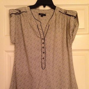 Sleeveless shirt