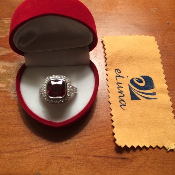 Jewelry - Gorgeous ring