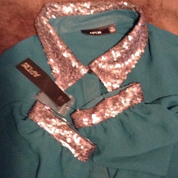 Stunning Teal Button Up w/Sequenced Collar & Cuffs - Picture 2 of 4
