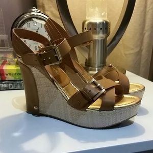 Light brown wedges
