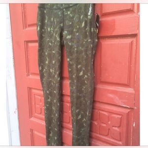 REEBOK WORKOUT LEGGINGS CUTE PRINT!!