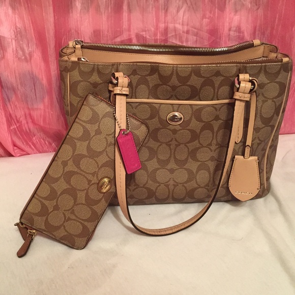 Cute coach bag with matching wallet.