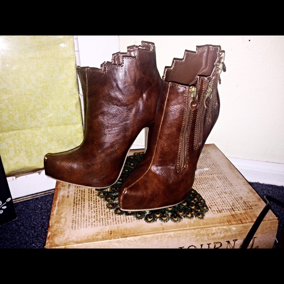 Gorgeous brown leather short boots, high heel