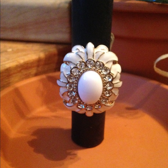 Fabulous white stretch flower ring - Picture 2 of 3