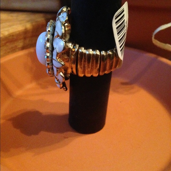 Fabulous white stretch flower ring - Picture 3 of 3