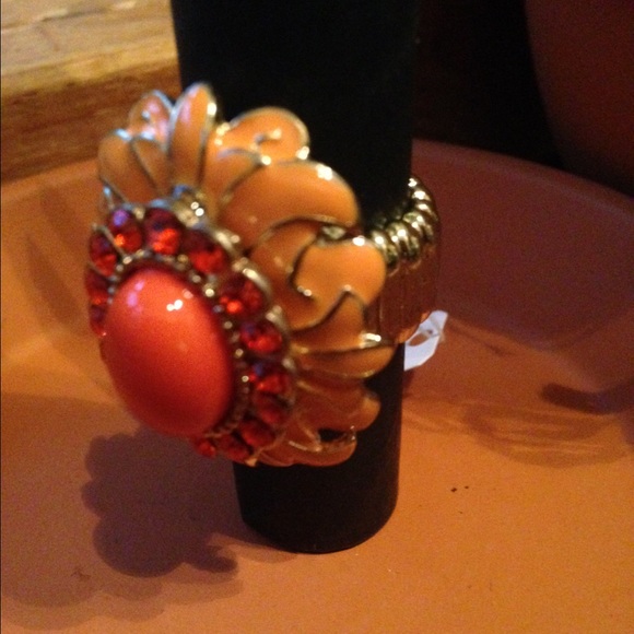 Matte gold floral stretch ring - Picture 2 of 3