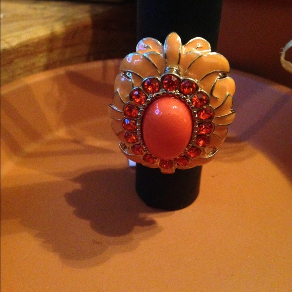 Matte gold floral stretch ring - Picture 3 of 3