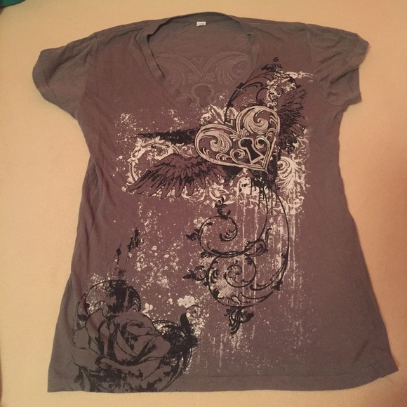 Gray heart and lock tee