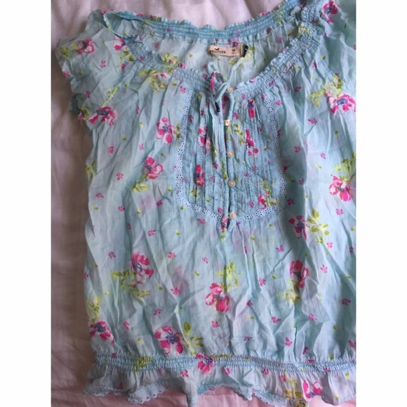 Absolutely adorable Hollister sheer top