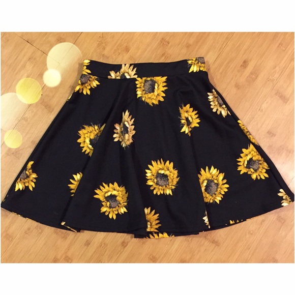 American Rag Dresses & Skirts - 🎉HP🎉 Sunflower Skirt