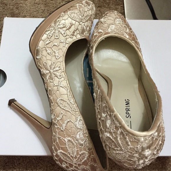 Beige lace pumps - Picture 2 of 3