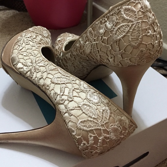 Beige lace pumps - Picture 3 of 3