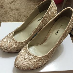 Beige lace pumps