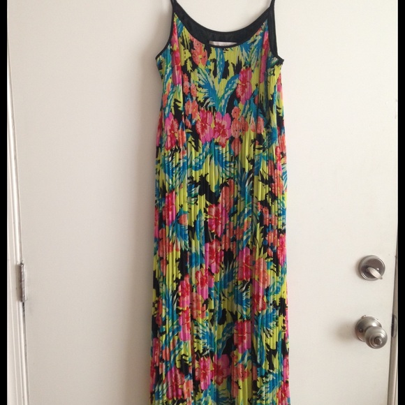 Dress - Picture 1 of 2