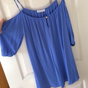 NWOT Beautiful off-shoulder blouse s/m