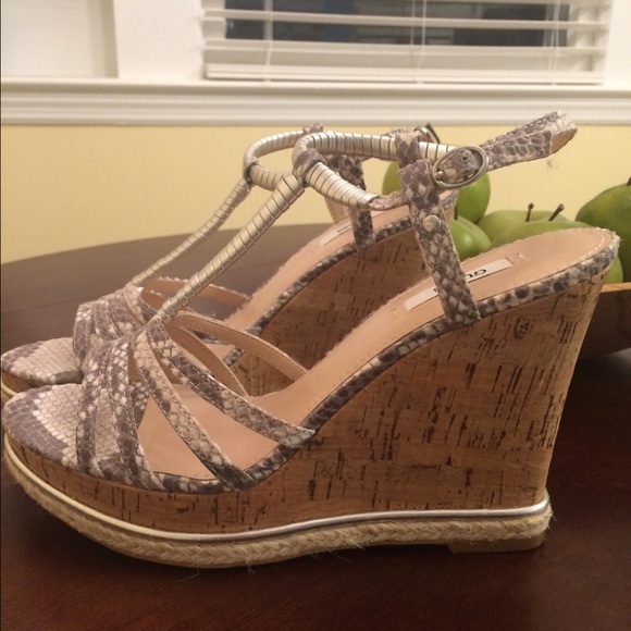 Guess wedges, faux snakeskin Size 9