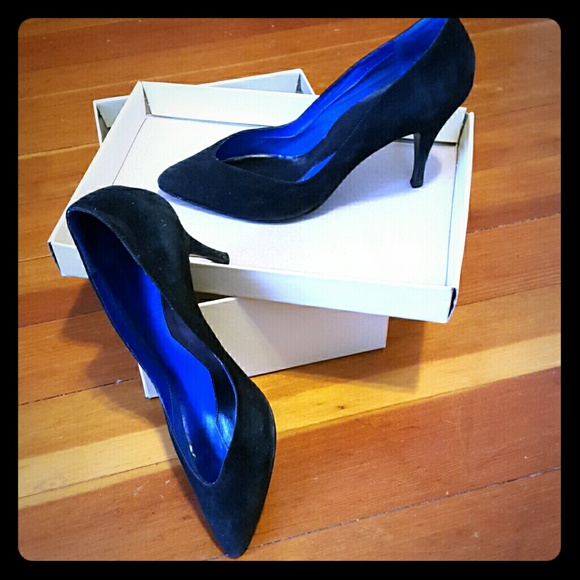 Closed toe satin shoe worn twice!