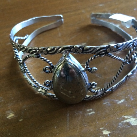 Jewelry - 😍😍😍Gorgeous silver cuff bracelet
