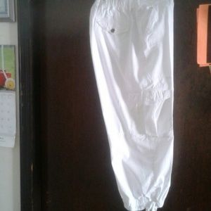 White cargi capri