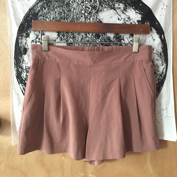 PLEATED DRESS SHORTS