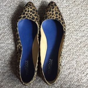 Pointy textile leopard flats